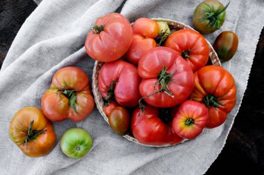 Ahşap arka planda taze domates