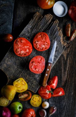 Ahşap arka planda taze domates