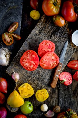 Ahşap arka planda taze domates