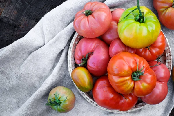 Ahşap arka planda taze domates