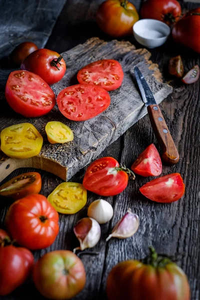 Ahşap arka planda taze domates