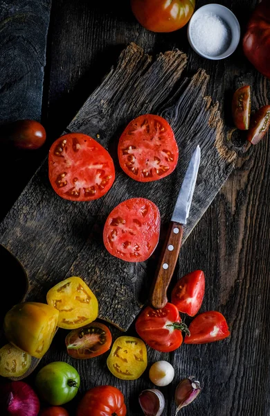 Ahşap arka planda taze domates