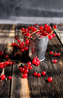 ahşap masa arka plan üzerinde kırmızı frenk üzümü çilek