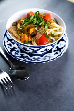 Masa arka planda bir tabakta Ulusal asya lezzetli yemek lagman