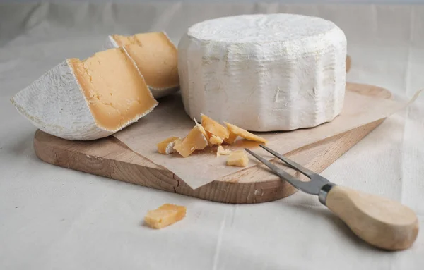 木の板の上の自家製チーズ — ストック写真