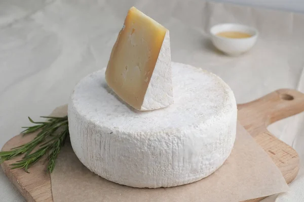 浅色底色木制盘子上的自制奶酪 — 图库照片