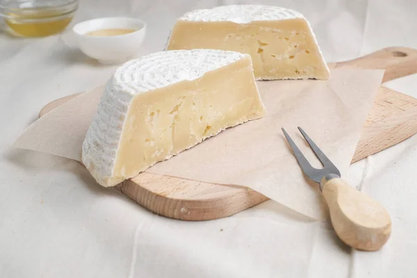 白地の板に自家製チーズ — ストック写真
