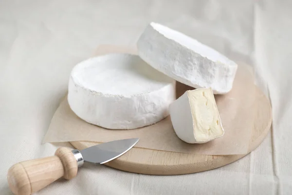 白地の板に自家製チーズ — ストック写真
