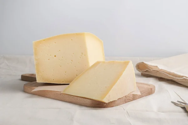 Domácí Sýr Dřevěné Desce Světlém Pozadí Stock Snímky