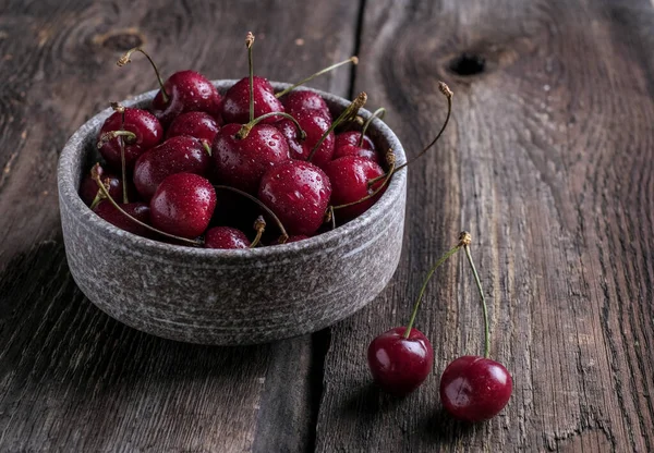 Baya Roja Cereza Con Gotas Agua Placa Cerámica Rústica Fondo — Foto de Stock