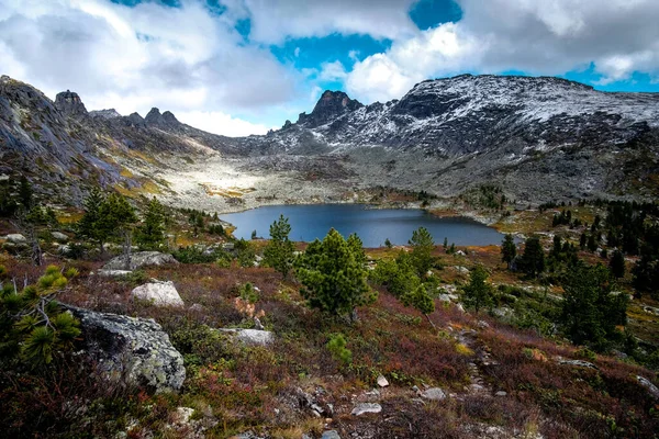 Horská Krajina Jezerem Skalami Sibiř Národní Park — Stock fotografie