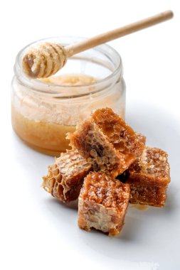 Bal peteği barış makrosu beyaz arkaplanda izole.