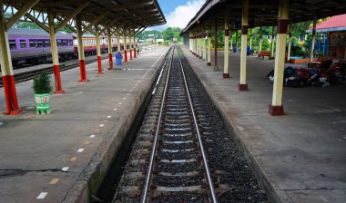 Tren istasyonunda. gökyüzü arka plan üzerinde.                         
