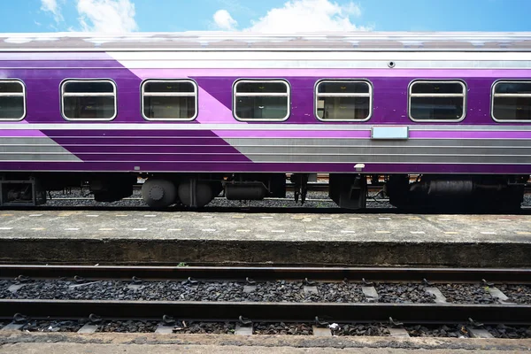 Fenster Des Zuges Zug Auf Dem Bahnhof Personenwagen Auf Blauem — Stockfoto