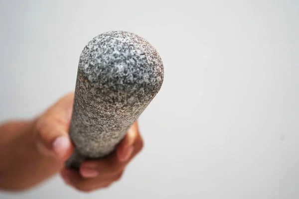 Камень Пестик Руке Человека Белом Фоне — стоковое фото
