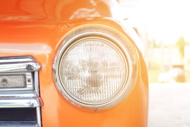 Bulanık görüntü güneş araba sahne önünde. Seçici odak.