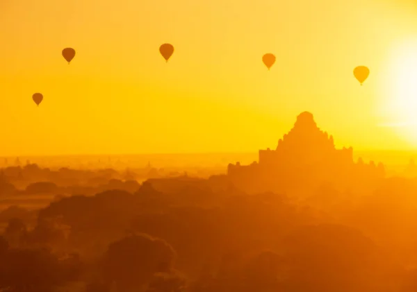 日の出 バガン ミャンマー表面ぼやけて美しい 熱気球 — ストック写真