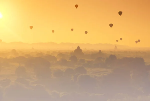 ミャンマーで古代の仏塔の表面ぼやけて美しい日光と熱気球 — ストック写真