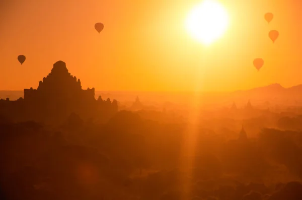 バガンの古い塔の上を飛んで表面ぼやけて美しい 熱気球 — ストック写真