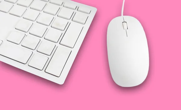 Клавиатура и мышь на розовом фоне — стоковое фото
