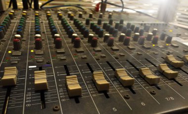 Plaktaki Profesyonel Ses Karıştırıcı ve Profesyonel Kulaklık.