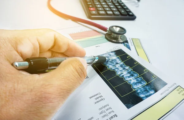 Akıllı sağlık hastanesi teknolojisi konseptinde yapay zeka.