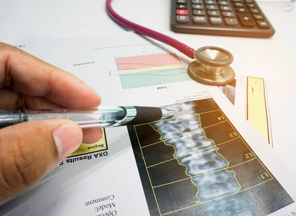 Akıllı sağlık hastanesi teknolojisi konseptinde yapay zeka.