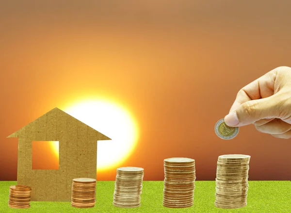 Planowanie oszczędności pieniędzy monet, aby kupić koncepcję domu — Zdjęcie stockowe