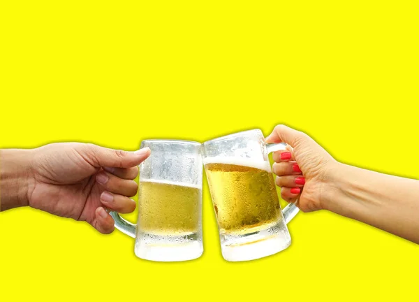 Primer plano manos de amigos bebiendo y tostando cerveza — Foto de Stock