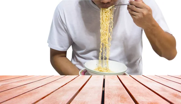 Asiatischer Mann isst Instant-Nudeln — Stockfoto