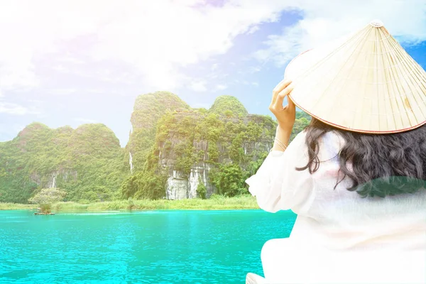 Жінка - туристка носить в "єтнамський капелюх (Non La) і подорожує — стокове фото