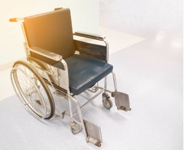 Tekerlekli sandalye taşımacılığı bacakları sorunlu insanlar için iyileşme süreci 