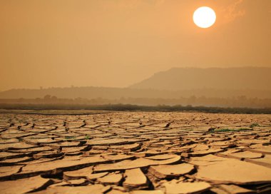 Kurak mevsimde kraker toprağı, küresel solucan etkisi.