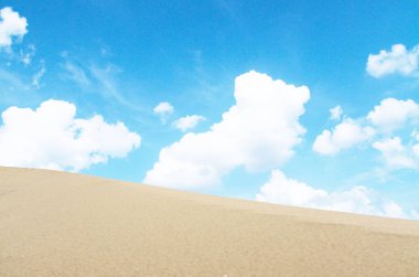 Bulanık ve gökyüzü arkaplanlı kumu kapat, yaz günü.,