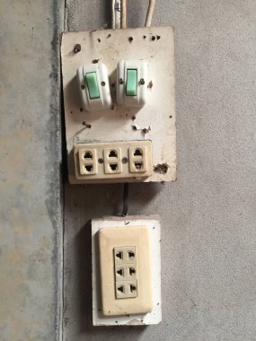 Çimento duvarı arka planında fotokopi alanı olan Işık Anahtarı 'nı kapat. Tehlikeli olan evde elektrik şoku olabilir. Yaşam ve mülkiyet kavramı.