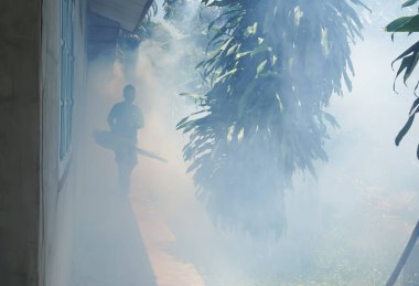 Bulanık insanlar, toplumda dang hummasının yayılmasını önlemek için sivrisineklerin buğulanması üzerinde çalışıyor. Salgın önleme ve sağlık kavramları.