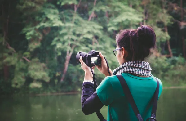 年轻的女摄影师带着老式相机在自然公园游览湖景 年轻女性摄影相机自然环境概念 — 图库照片