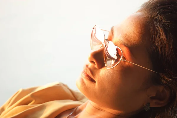 Asyalı Kadın Güneş Gözlüğünü Tak Güneş Doğduğunda Doğal Olarak Gözlerini — Stok fotoğraf