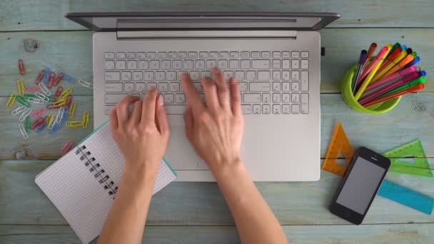 Hände Tippen Auf Laptop Blick Von Oben — Stockvideo