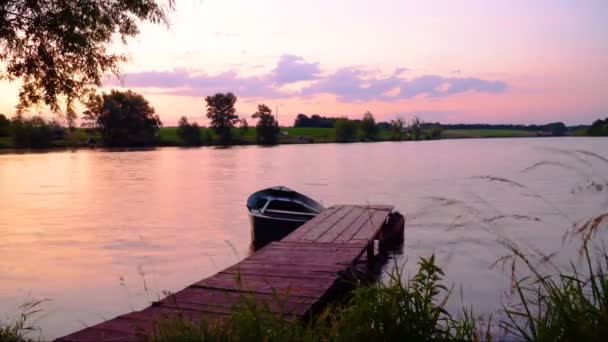 Puesta de sol sobre estanque de pesca — Vídeos de Stock