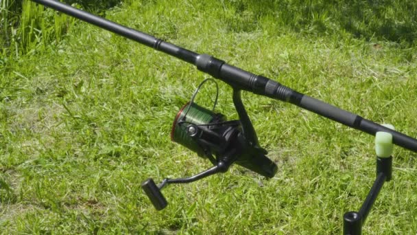 Carretel giratório na haste de pesca — Vídeo de Stock