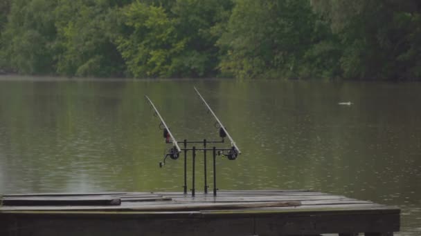 Pesca Enfrentar Cais Madeira Sob Chuva — Vídeo de Stock