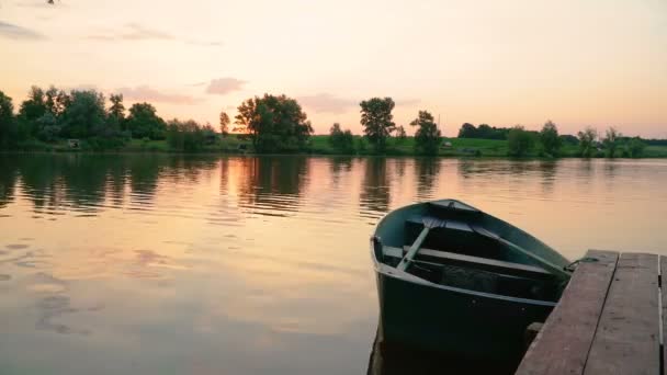 Oranje zonsondergang op een vijver — Stockvideo