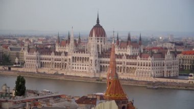 Macaristan Parlamentosu'nun alacakaranlıkta
