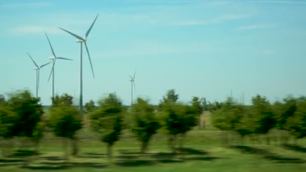 Větrné mlýny na silnici — Stock video