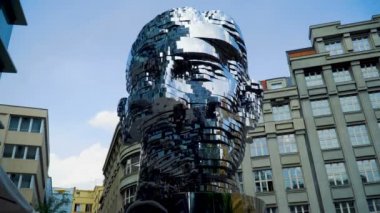 Prague, Çek Cumhuriyeti - 31 Temmuz 2018: hareketli başkanı Franz Kafka heykel Prag