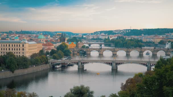 Fila de puentes en Praga — Vídeos de Stock