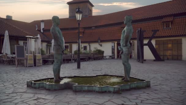 Muži Čurající fontánu — Stock video