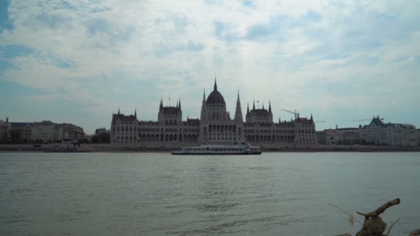 Parlamento húngaro sobre el Danubio — Vídeos de Stock