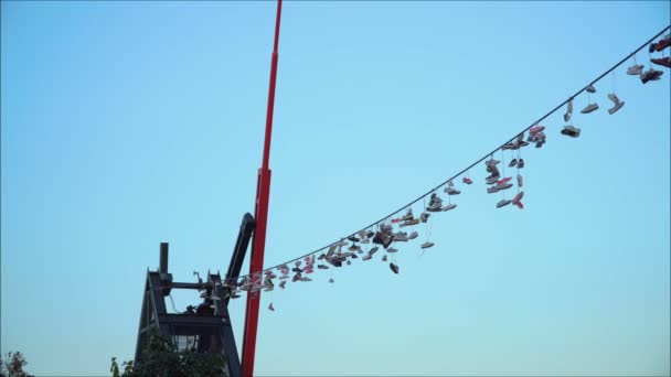 プラハ メトロノームとロープでスニーカー — ストック動画